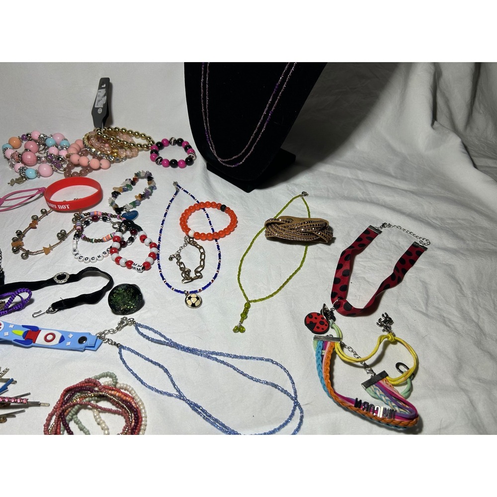 1-2lbs Assorted‎ Women's Jewelry Lot Bracelets Necklaces Earrings Charms Clips - Picture 8 of 9